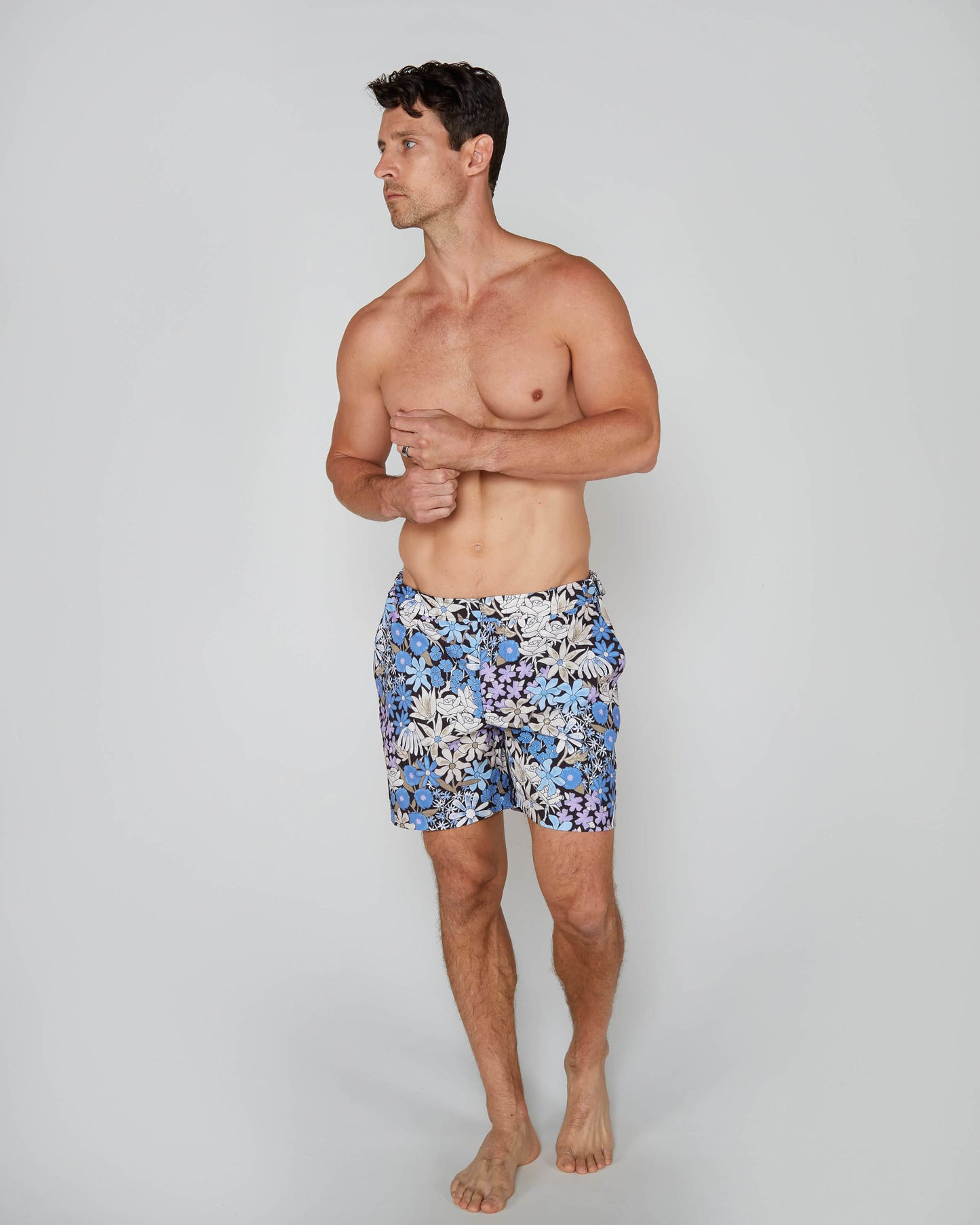 POOL ROUGH BADESHORTS MIT BLUMENMUSTER – SCHWARZ