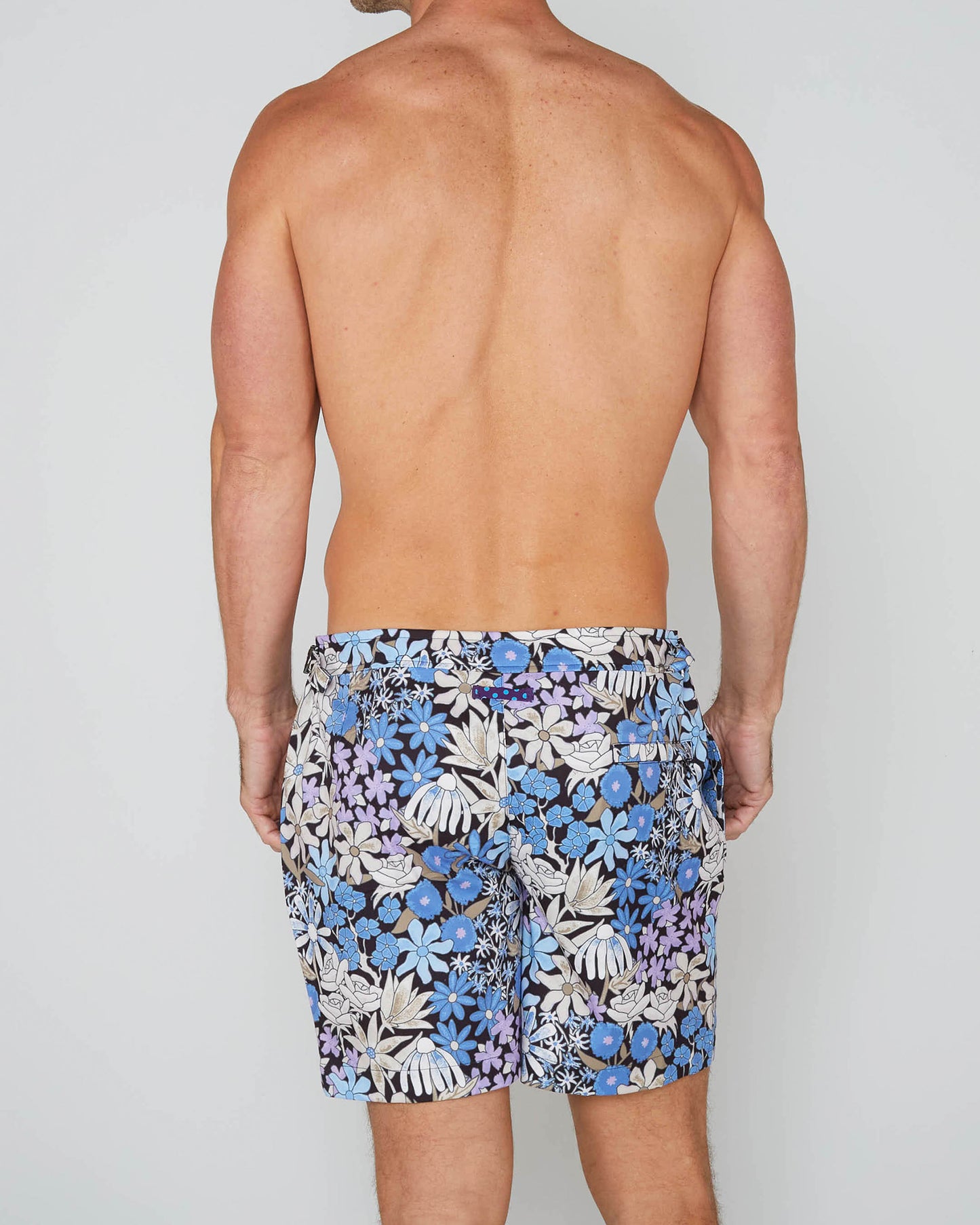 POOL ROUGH BADESHORTS MIT BLUMENMUSTER – SCHWARZ