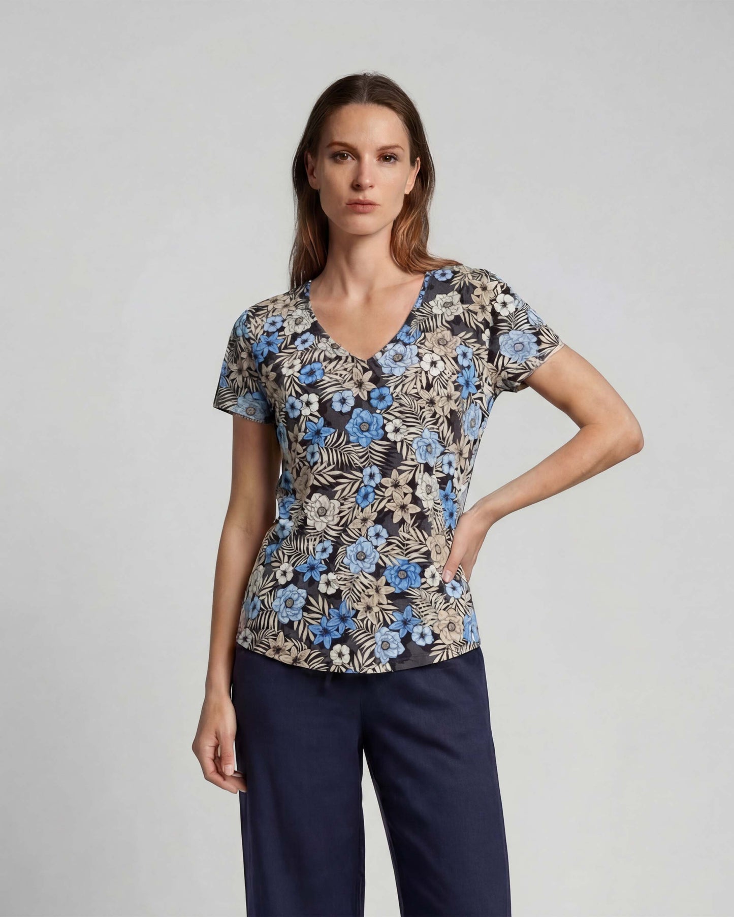 VICTORIA TROPICAL MIX BLACK WOMENS V-NECK PRINTED TOP