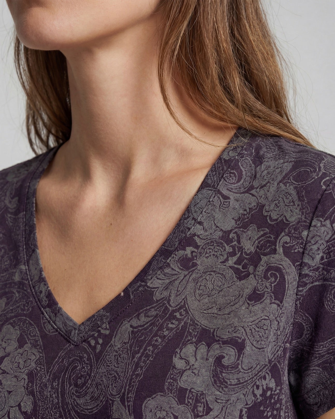 VICTORIA PAISLEY EXPLOSION BLACK WOMENS V-NECK PRINTED TOP