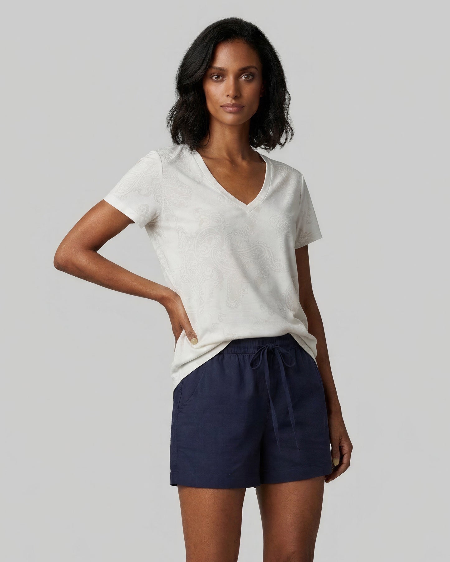 VICTORIA PAISLEY EXPLOSION IVORY WOMENS V-NECK PRINTED TOP