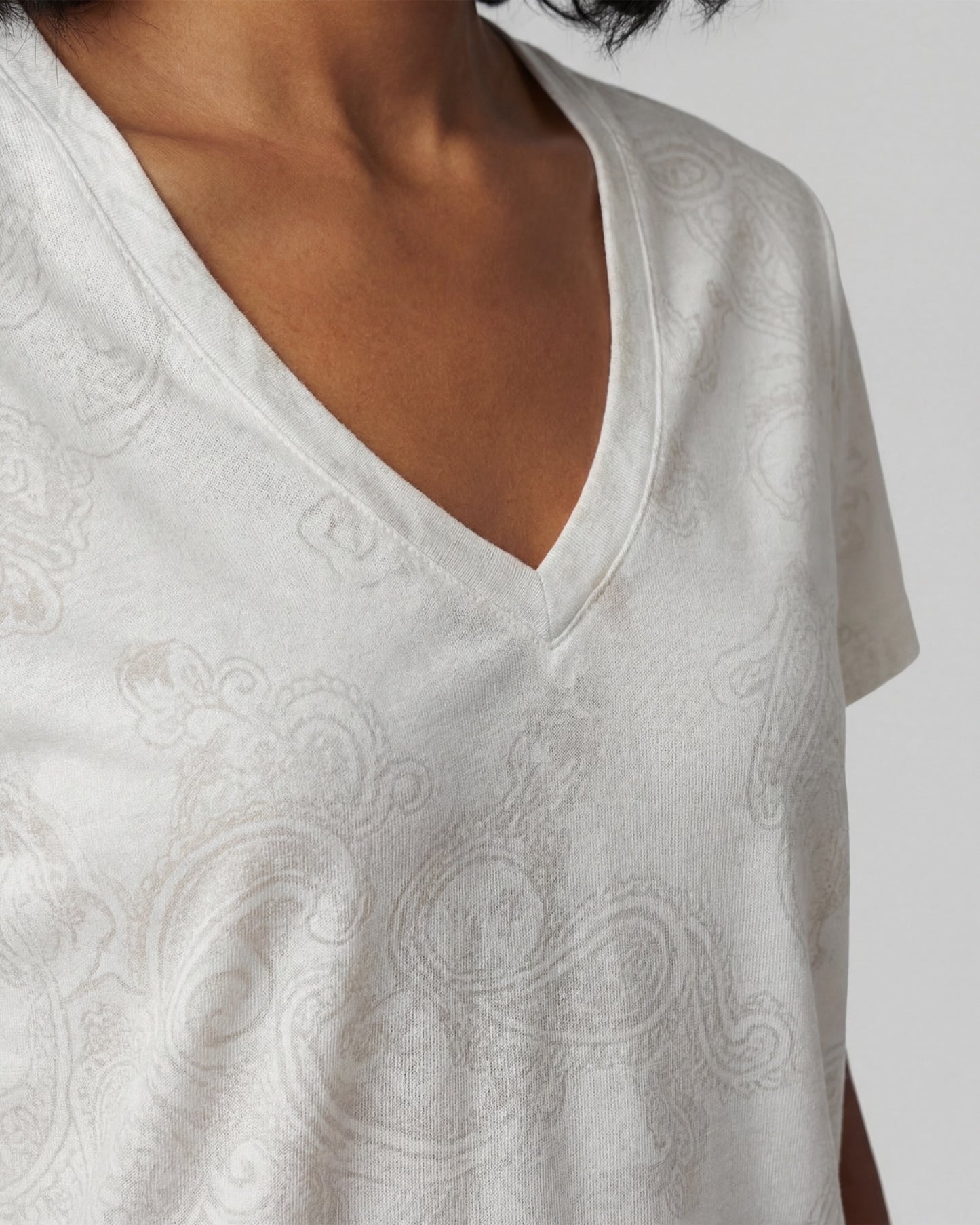 VICTORIA PAISLEY EXPLOSION IVORY WOMENS V-NECK PRINTED TOP